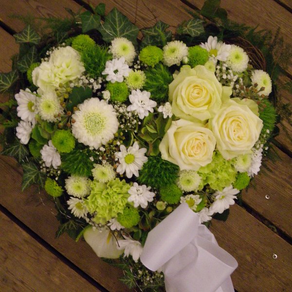 Trauerherz in weiß-grün mit Rosen Bild 1