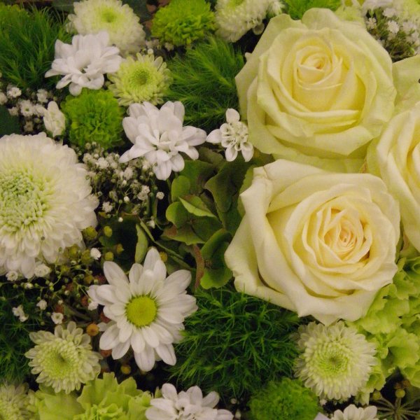 Trauerherz in weiß-grün mit Rosen Bild 2