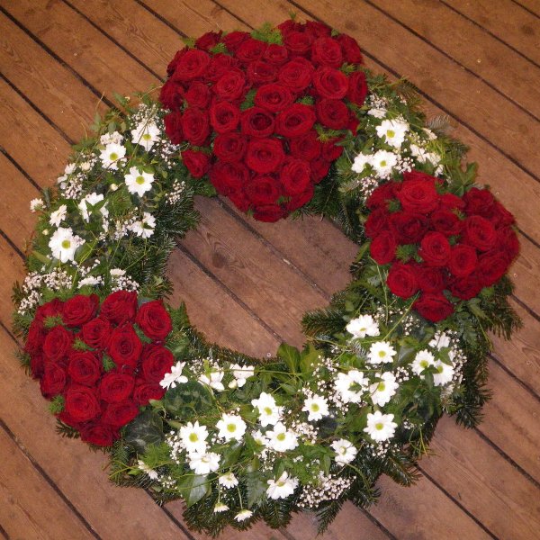 Trauerkranz mit drei Herzen aus roten Rosen Bild 1