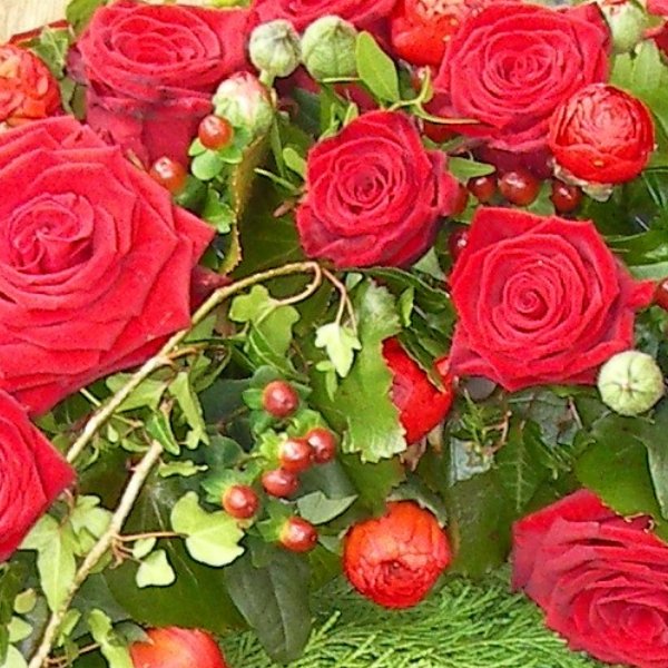 klassischer, rundgesteckter Trauerkranz mit roten Rosen Bild 2