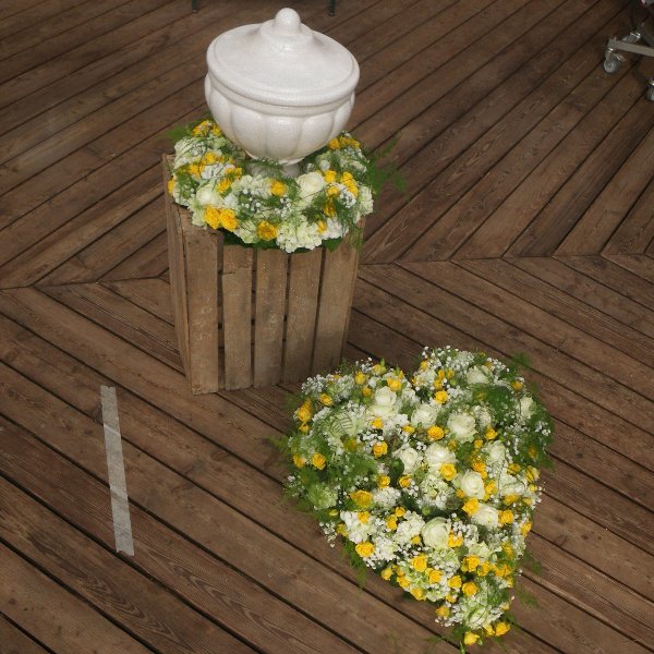 Urnenkranz mit gelben und weißen Rosen Bild 1