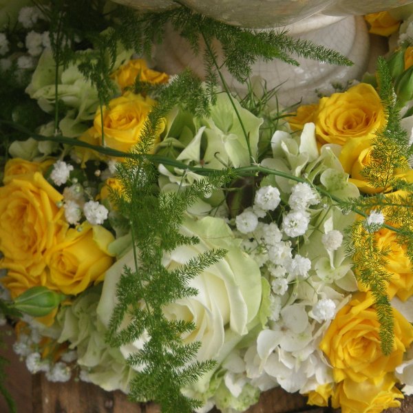 Urnenkranz mit gelben und weißen Rosen Bild 2